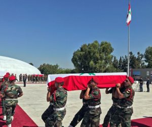 لبنان يشيع جثامين 10 عسكريين قتلهم تنظيم داعش  وسط حداد عام (صور)