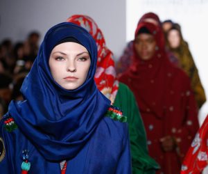 موديلات العباية والحجاب للأندونسية " دين بلينجي " تزين أسبوع الموضة بنيويورك