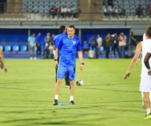 يوفانوفيتش يقود تدريبات إحماء لاعبي الزمالك قبل مواجهة الإنتاج الحربي 