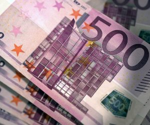 اليورو يعود صوب مستوى 1.24 دولار مع انخفاض العملة الأمريكية
