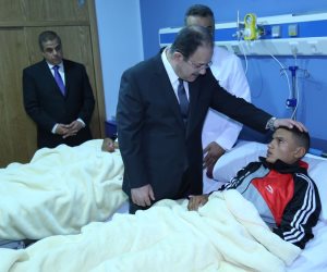 وزير الداخلية لمصابي الشرطة: نخوض معركة شرسة في مواجهة الإرهاب (صور)
