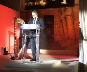 العناني يدعو العالم لزيارة مصر خلال مشاركته باحتفالية أبوسمبل بفرنسا (صور)