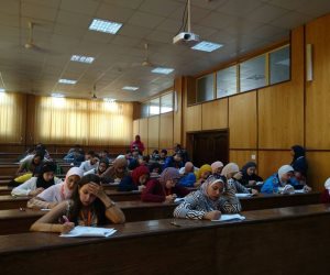 50 طالبا وطالبة يؤدون الاختبار التحريري لمسابقة الطلاب المثالين بأسبوع شباب الجامعات