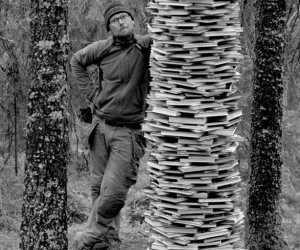 فنان يمزج غابات النرويج بآلاف الكتب تجسيدا للتوازن في حياتنا (صور)