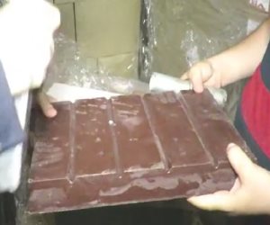 كيف كشفت أجهزة مطار القاهرة صفقة حشيش الشيكولاته؟ (فيديو)