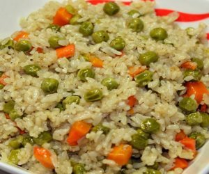 هتعملى غدا ايه بكرة.. طريقة عمل صينية الأرز بالبسلة والدجاج