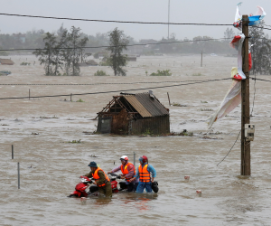 إعصار «دوكسورى» بفيتنام يودي بحياة 6 أشخاص ويدمر 30 ألف منزل