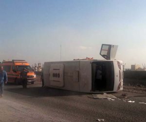 مصرع وإصابة 14 شخصا إثر انقلاب ميكروباص على الطريق الصحراوي بأسوان