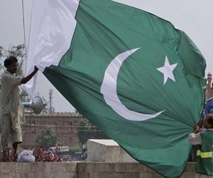باكستان تصوت فى انتخابات فرعية تعد اختبارا لدعم رئيس الوزراء المعزول