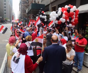 الجالية المصرية ترحب بـ «السيسي» أمام مقر إقامته على طريقتها الخاصة (فيديو وصور)