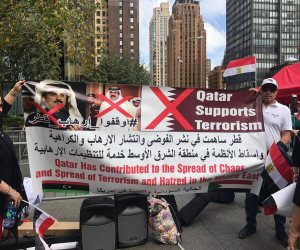 "ليس للأنظمة الداعمة للإرهاب مكان".. لافتات ضد قطر تغزو نيويورك (صور)