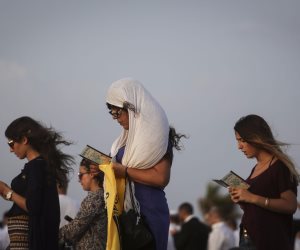 "عيد السنة العبرية".. ليلة تبدأ بـ "تفاح بالعسل" وتنتهي بنقل الذنوب للأسماك