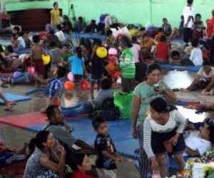 فرار المئات من منازلهم بعد تحذيرات من ثوران بركان بـ إندونيسيا