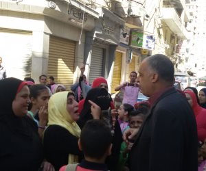 أولياء أمور يحتجون أمام مدرسة بالإسكندرية: "عايزين فوقية".. والإدارة: "مأجورين"