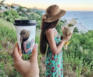بلوجر اوكرانية تقوم برسم صورها الطبيعية على اكواب قهوتها الصباحية .