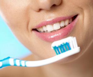 نصيحة طبية.. لا تشطف فمك عقب استخدام فرشاة الأسنان 