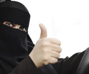 «الآن تلمس أصابعي عجلة القيادة».. عن التجربة الأولى للفتاة السعودية منال الدباغ