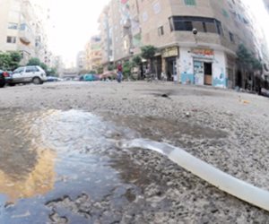 «في شبر مياه».. شارع مستشفى الصدر بالجيزة غريق يبحث عن النجاة (فيديو)