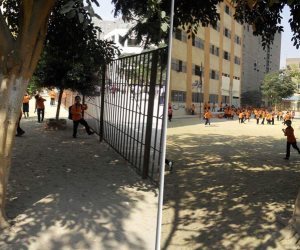 أولياء أمور طلاب مدرسة حكومية بـ"عين شمس" يشكون عدم وجود بوابات آمنة (صور) 