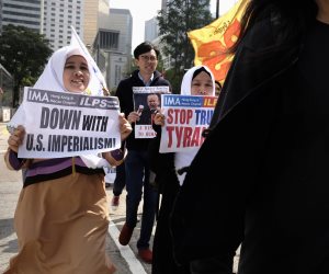 تظاهر العشرات بهونج كونج للمطالبة بإقالة وزير العدل 