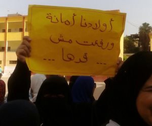  أولياء أمور مدرسة المنيل القومية يتظاهرون لرفضهم المدير: "يتطاول علينا" (صور)
