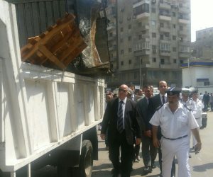 بالصور.. مدير أمن القاهرة يقود حملة لإزالة الإشغالات بالفجالة
