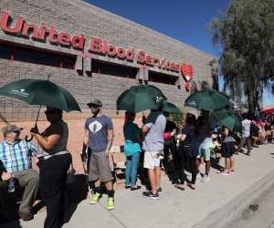 أمريكيون يتبرعون بالدم لمصابي حادث "لاس فيجاس" (صور)