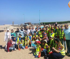 بالصور .. شباب مدارس الثغر يجملون شواطئ الاسكندرية بجهودهم الذاتية  