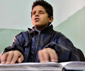 طلاب بمشروع "سماعة الرؤية" يبتكرون جهازا لمساعدة المكفوفين على تمييز الأشياء
