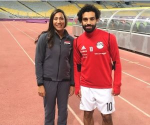 فريدة عثمان تلتقط صورا مع محمد صلاح في مران المنتخب