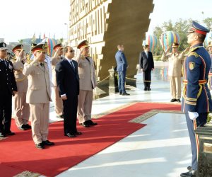 الرئيس السيسي يضع أكاليل الزهور على قبر الجندي المجهول والزعيمين السادات وناصر