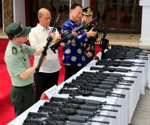 الصين تمنح الفلبين شحنة ثانية من الأسلحة في إشارة إلى علاقات التعاون (صور)