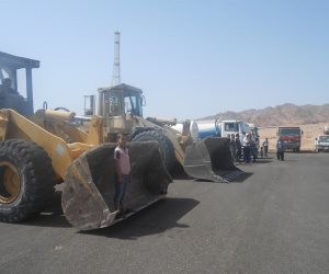 نائب رئيس مدينة دهب يتفقد اصطفاف المعدات المشاركة في أعمال السيول (صور)