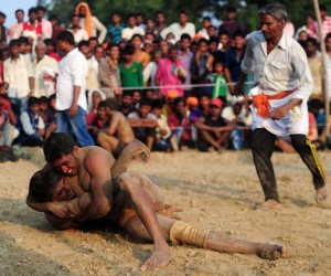 انطلاق مصارعة الطين في الهند (صور)