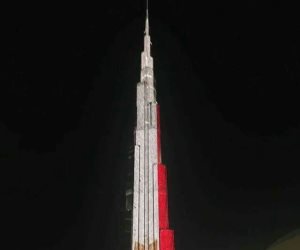 الإمارات تضئ برج خليفة بألوان العلم المصري احتفالا بتأهل الفراعنة لكأس العالم