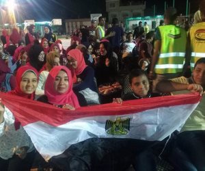 طائرات الجيش تلقي أعلام مصر على الجماهير بميدان التحرير (فيديو)