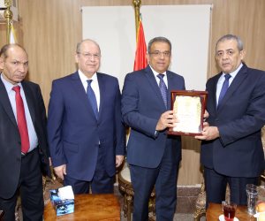 رئيس مجلس الدولة يشيد بمدى التطور الذي وصل إليه البريد المصري