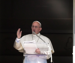 البابا فرنسيس يبدأ "الصلاة من أجل الإنسانية": نتحد لإنهاء مأساة كورونا