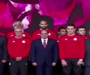 على أنغام عمرو دياب.. الرئيس السيسي يكرم المنتخب الوطني (فيديو)