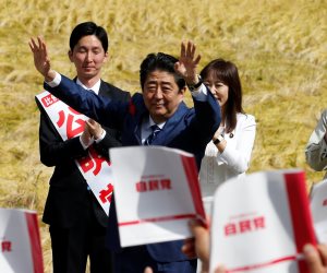 رئيس الوزراء الياباني يستعد للانتخابات التشريعية المبكرة (صور)