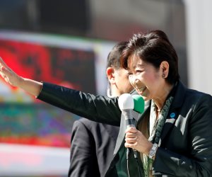 استعدادا للانتخابات.. حاكمة طوكيو تجوب شوارع المدينة (صور) استعدادا للانتخابات.. حاكمة طوكيو تجوب شوارع المدينة (صور)