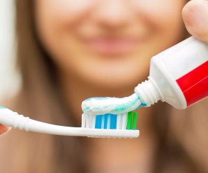 «المعجون ما بقاش مضمون».. دراسة طبية تحذر من منتجات تنظيف الأسنان