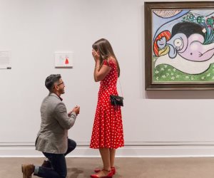 شاب يرسم لوحة لصديقته ويضعها في المتروبوليتان بجانب لوحات بيكاسو "الفنان المفضل" لها ويطلبها للزواج
