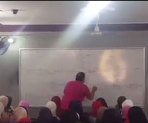 مدرس يشرح مادة الكيمياء للطلاب بتلميحات جنسية (فيديو)