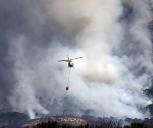 طائرات هليكوبتر تشارك فى محاولات إخماد الحرائق في غابات "كيب تاون" الجنوب إفريقية 