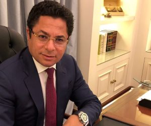 خالد أبو بكر يوقع على استمارة حملة "علشان تبنيها" 