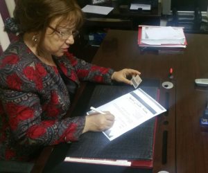 النائبة فائقه فهيم توقع استمارة حملة "علشان تبنيها"