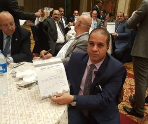 نواب "مستقبل وطن" يوقعون استمارة "علشان تبنيها" لترشيح السيسي فترة ثانية (صور)