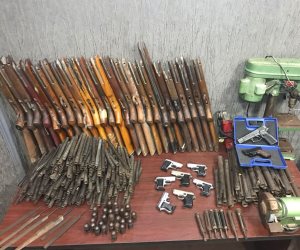 ضبط 7 طبنجات وعدد من قطع الأسلحة في ورشة غير مرخصة بالإسكندرية 