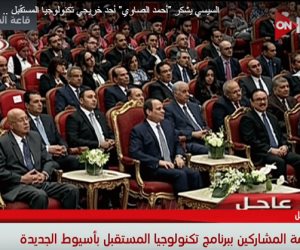 السيسي لأحد شباب مبادرة تكنولوجيا المستقبل: "أنا بتشرف بيك يا أحمد" (فيديو)